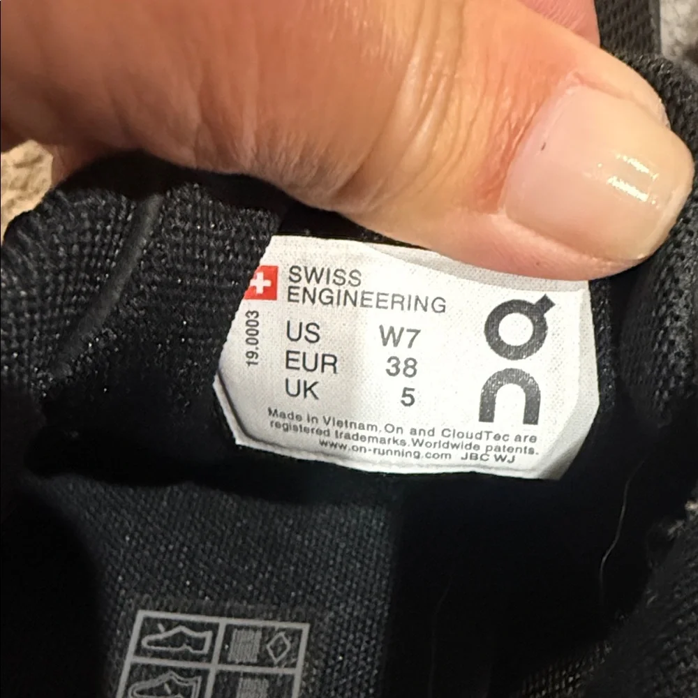 On Running Black Athletic Shoes - Picture 3 of 6